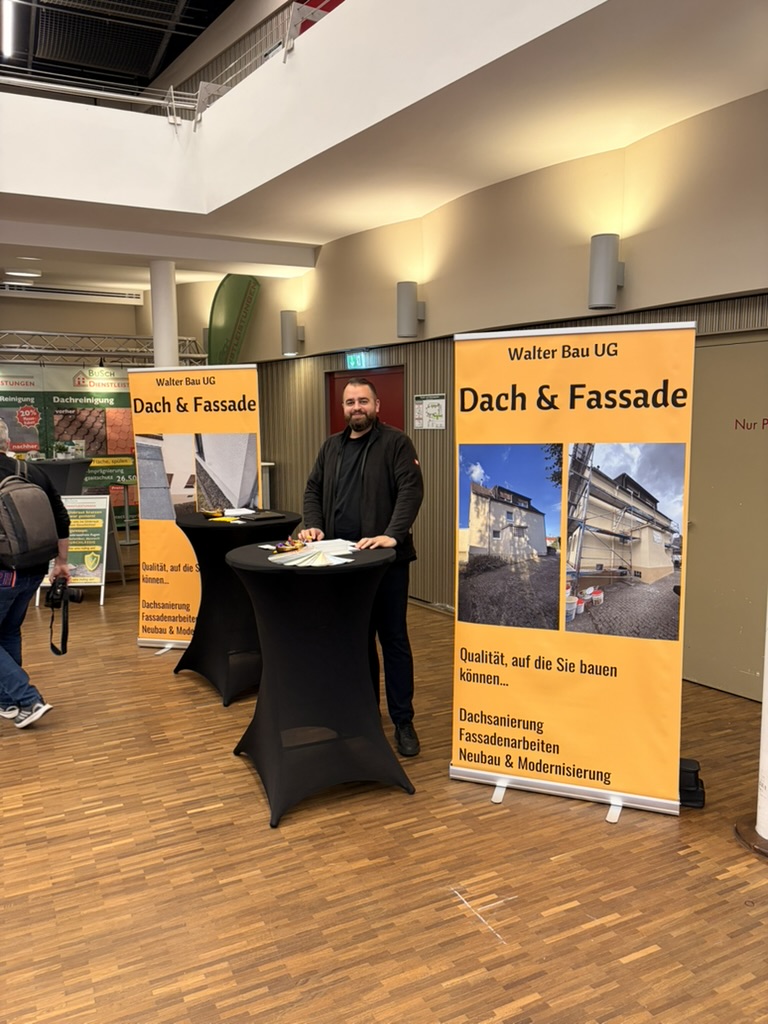 Mitarbeiter der Walter Bau UG am Messestand für Dach- und Fassadenarbeiten
