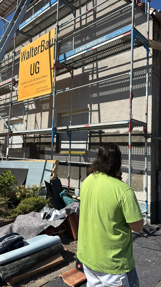Baustelle der Walter Bau UG: eingerüstete Fassade mit Firmenbanner in Gelsenkirchen