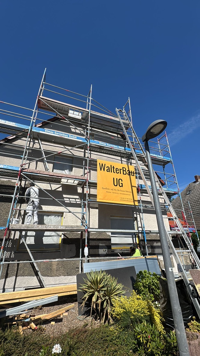 Mitarbeiter der Walter Bau UG bei Fassadenarbeiten am Gerüst in Gelsenkirchen